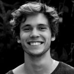 球迷张三的头像 - 一位戴眼镜的男性