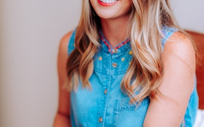 阿根廷球星梅西在比赛中带球的精彩瞬间